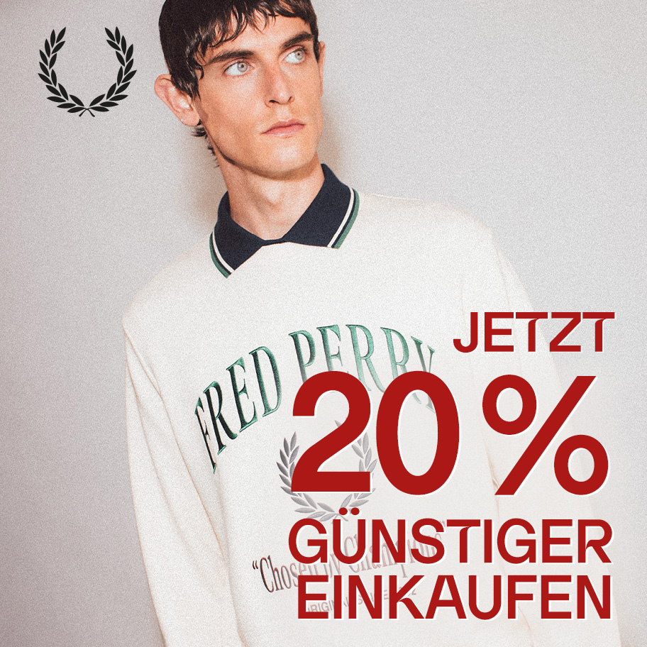 Weißer Langarm-Sweater mit grünem Print, dunkelblauer Kragen, lässig getragen