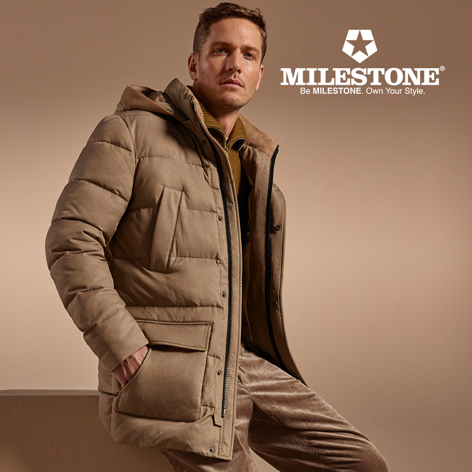 Beiger Stepp-Parka, gesteppter Stoff, lässig getragen von einem Mann