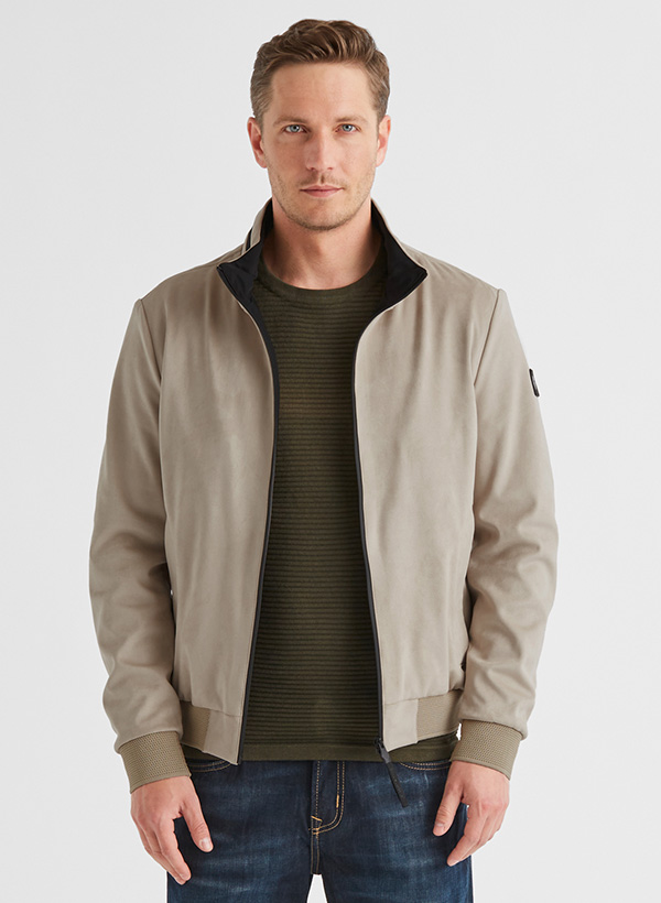 Hellbraune Herren-Jacke aus Baumwolle, über olivgrünem Pullover, lässig getragen