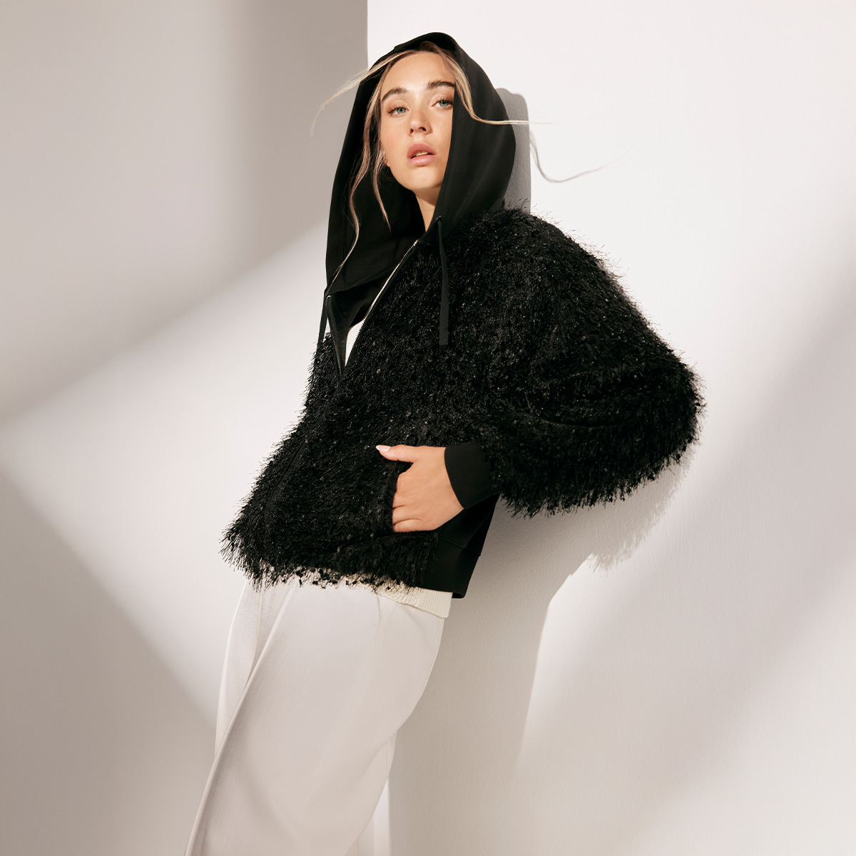Dame trägt schwarze MILESTONE-Jacke mit Fransen und Kapuze
