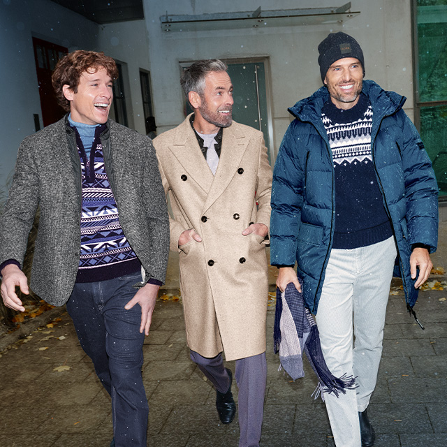 Winterjacke in Dunkelblau, Strickpullover mit Muster, beige Wollmantel, draußen getragen von Männern