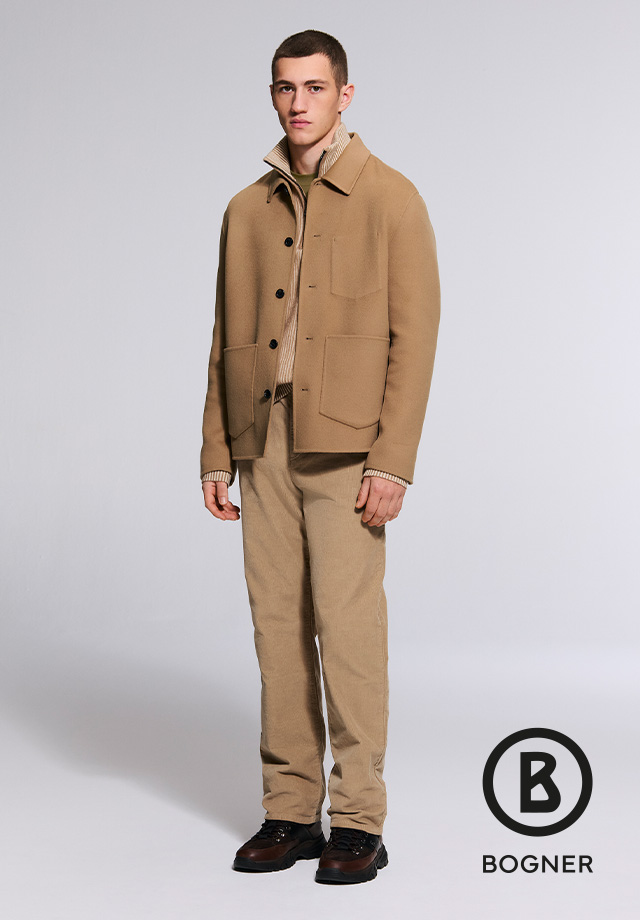 Mann in camelbrauner Jacke mit Knopfleiste und beiger Chinohose, klassisches Freizeitoutfit