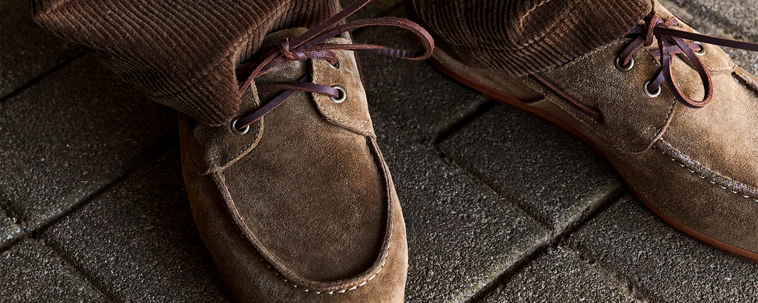 Braune Wildleder-Bootsschuhe mit brauner Cord-Hose, Nahaufnahme der Schnürung