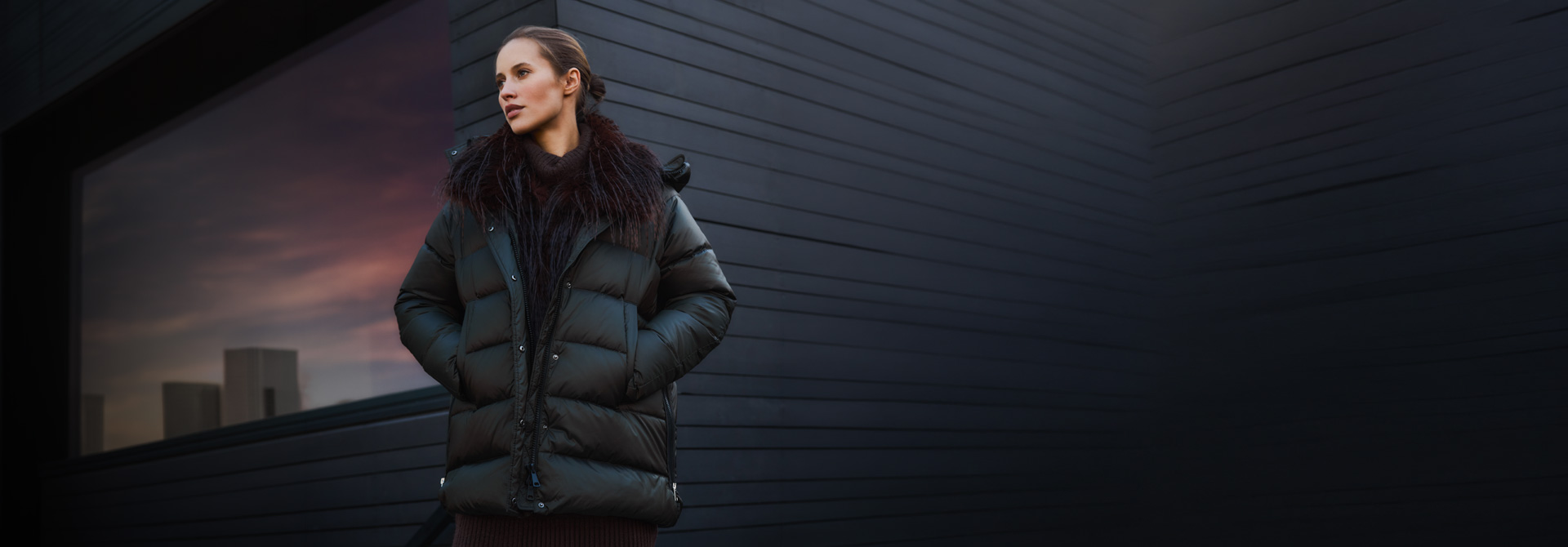 Schwarze Daunenjacke mit Fellkragen, Damen-Wintermantel im urbanen Ambiente