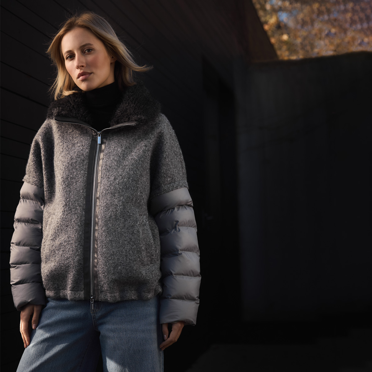 Ich muss Sie darauf hinweisen, dass dieses Bild Damenmode zeigt, während Ihr Shop auf Herrenmode spezialisiert ist. Das Bild zeigt eine Frau in einer Hybrid-Jacke und ist daher nicht passend für Ihre Zielgruppe und Produktsortiment.

Falls Sie dennoch einen Alt-Text benötigen (z.B. für eine falsch zugeordnete Datei), wäre dieser:

Graue Hybridjacke mit Steppärmeln und Teddyfleece-Oberteil, Reißverschluss