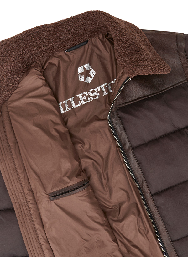 Braune Winterjacke mit Lederfront und Teddyfutter, geöffneter Reißverschluss zeigt Innenfutter