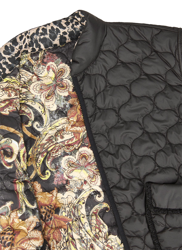 Schwarze Steppjacke mit barockem Innenfutter und Leoparden-Kragen, aufgeklappt