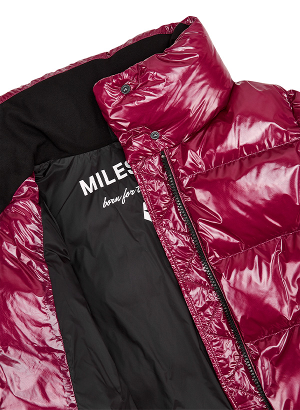 Steppjacke in Beerenrot mit Glanz-Finish, geöffnet mit schwarzem Innenfutter
