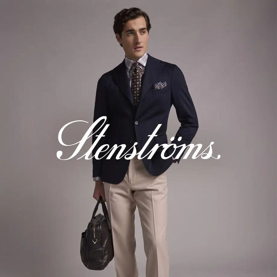 Mann in marineblauem Sakko mit gemusterter Krawatte und beiger Chino-Hose, Business-Casual-Look