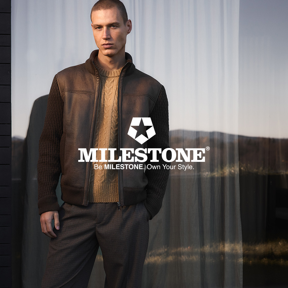 Mann in brauner Lederjacke mit Strickärmeln über beigem Zopfmuster-Pullover, Freizeitlook
