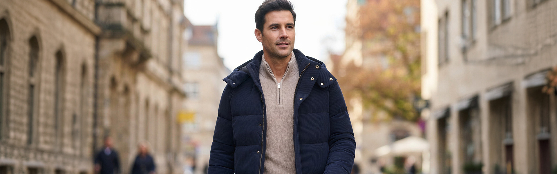 Mann in marineblauer Steppjacke und beigem Strickpullover mit Reißverschluss, Freizeitlook für Herbst