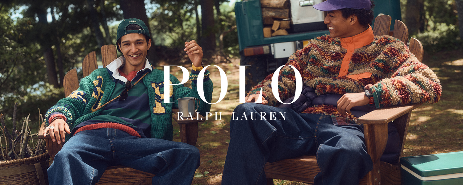 Zwei Männer in gemusterten Strickpullovern und Jeans beim Camping, leger-sportiver Outdoor-Stil