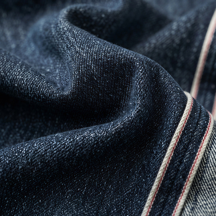 Dunkelblaues Denim-Gewebe mit Selvage-Kante, hochwertige Jeans-Qualität im Detail