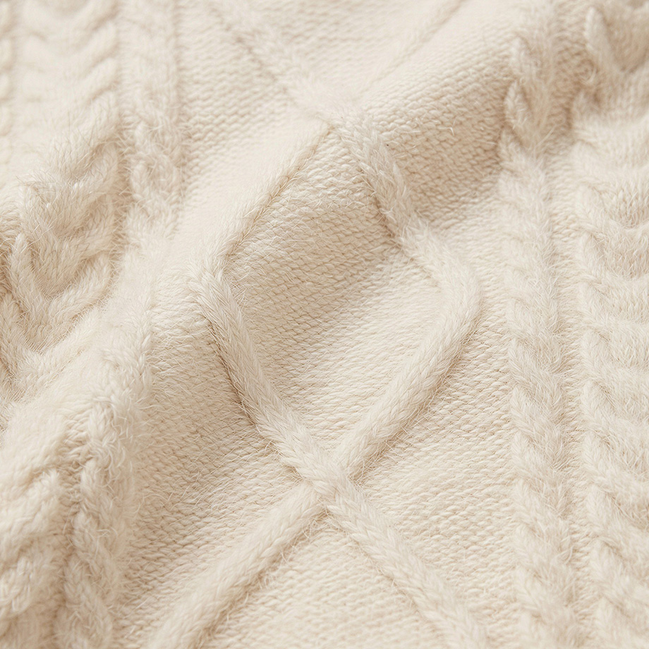 Beiger Strickpullover mit Zopfmuster-Struktur, Detailansicht der Strickware