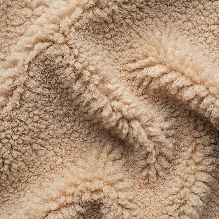Beigefarbener Teddy-Fleece-Pullover, weiche Struktur, Detailaufnahme Material