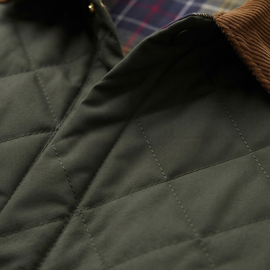 Olivgrüne Steppjacke mit Kord-Kragen, Detailaufnahme Verarbeitung