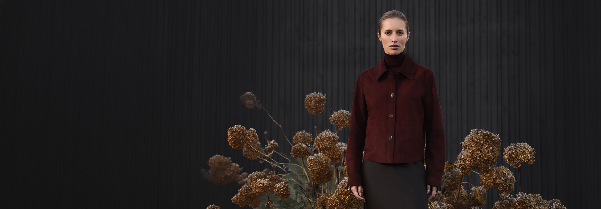 Bordeauxrote Wolljacke mit Rollkragen für Damen, eleganter Business-Schnitt mit Knopfleiste