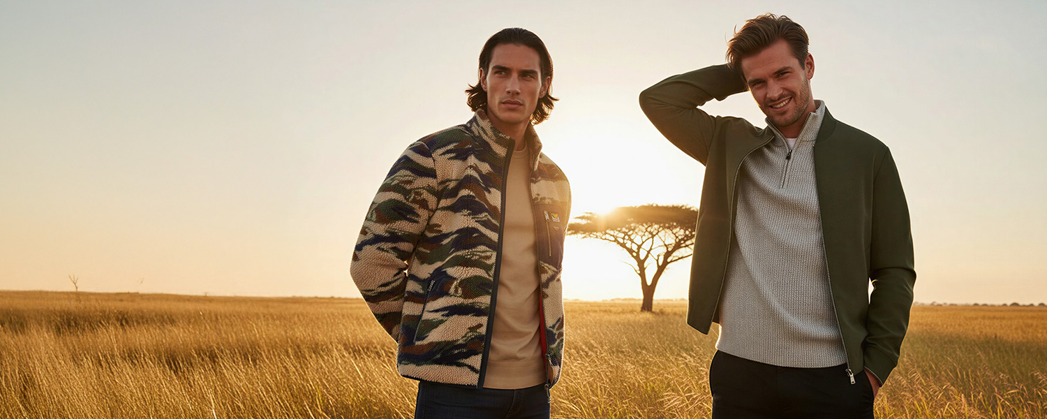 Zwei Männer in Freizeitjacken: Camouflage-Strickjacke und olivgrüne Sweatjacke mit Troyer-Pullover
