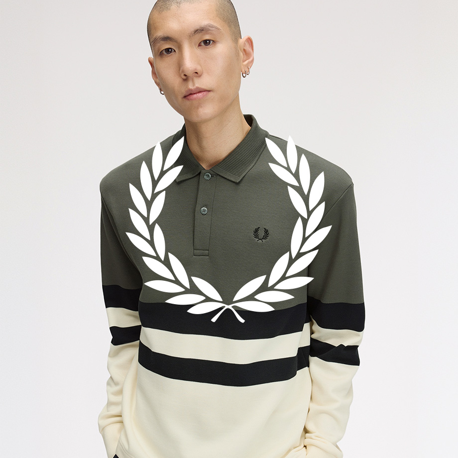 Langarm-Poloshirt in Olivgrün mit weißem Lorbeerkranz-Motiv und Blockstreifen in Schwarz-Beige