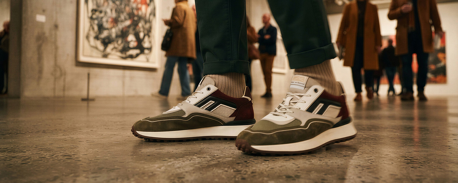 Retro-Sneaker in Grün-Beige zu dunkelgrüner Chino und beigen Socken in Galerie