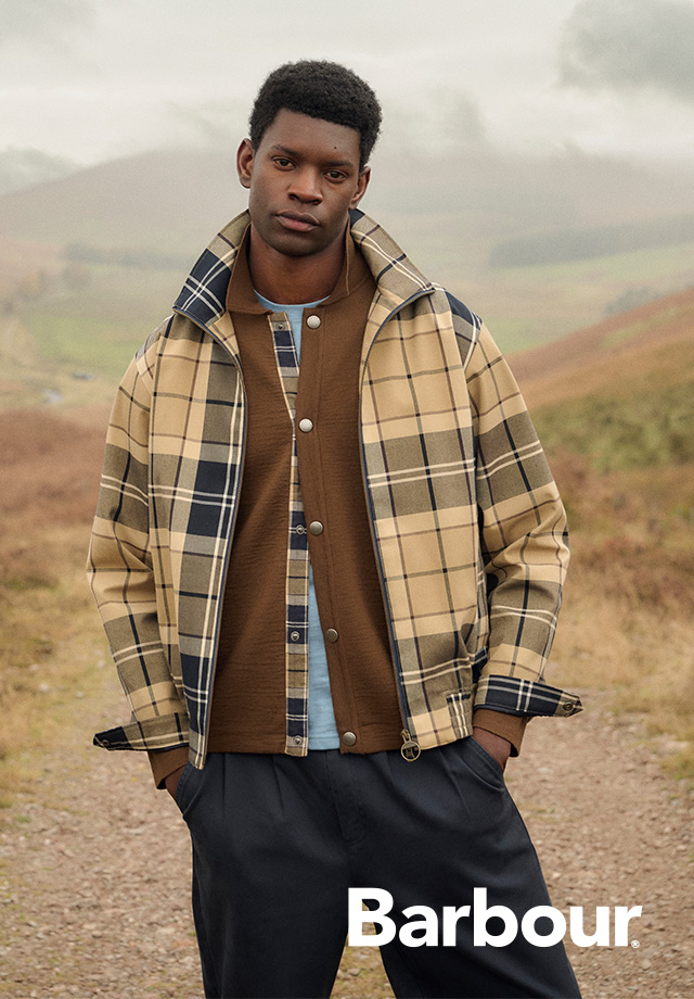Mann in karierter Jacke beige-schwarz über braunem Hemd, Outdoor-Freizeitlook in Herbstlandschaft