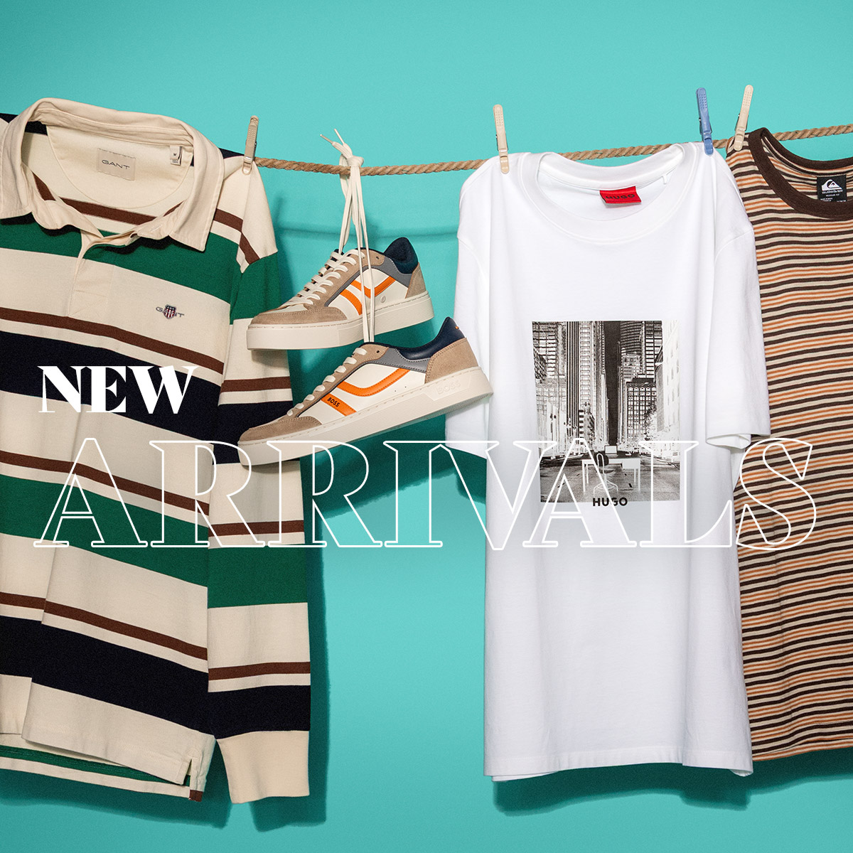 Gestreiftes Poloshirt in Grün-Beige, weiße T-Shirts und Sneakers an Wäscheleine präsentiert