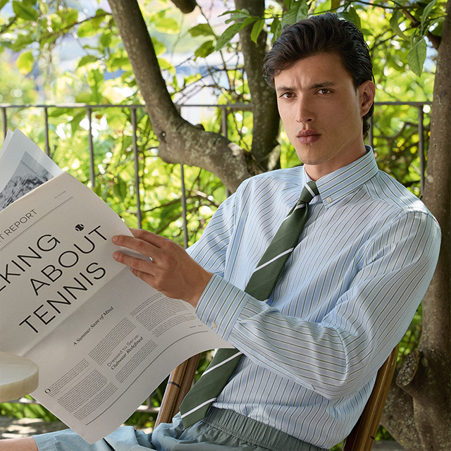 Mann in gestreiftem Business-Hemd mit Krawatte, draußen bei Tageslicht