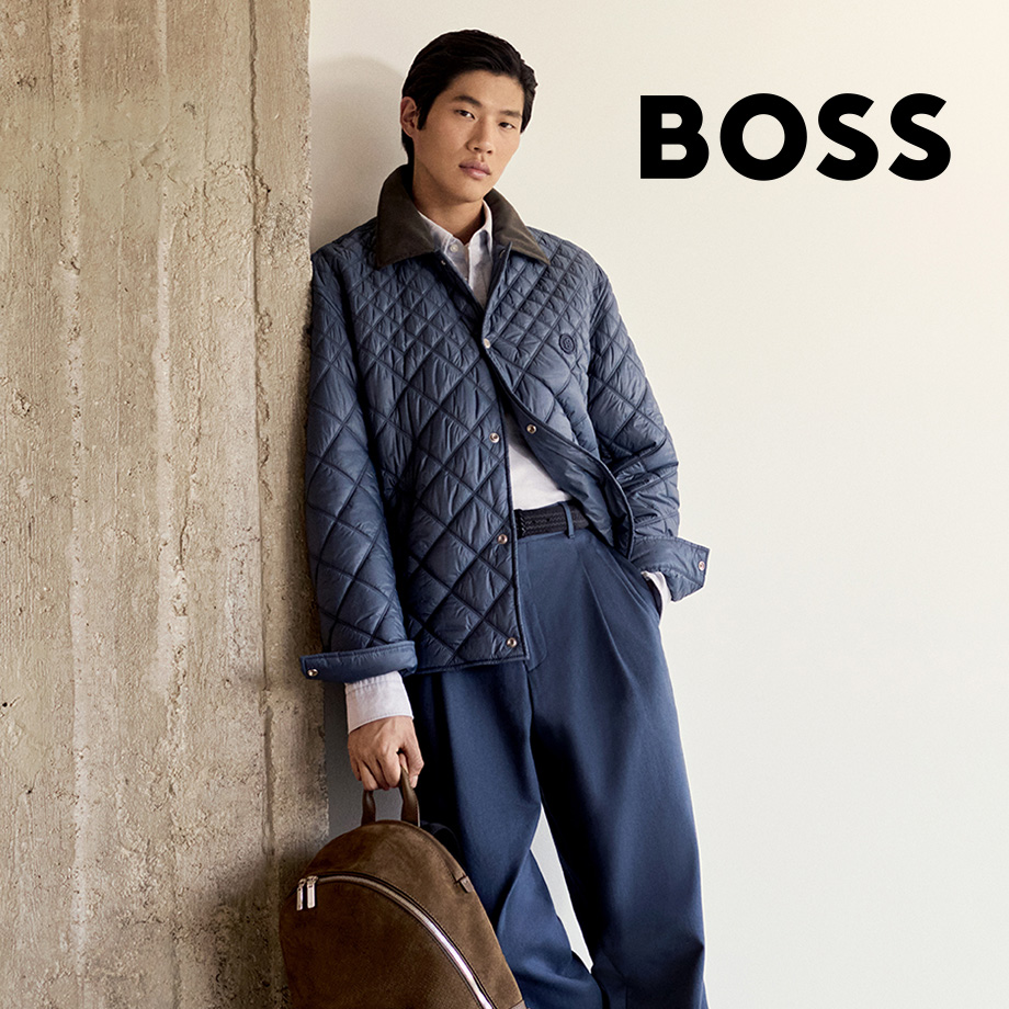 Elegante gesteppte Herrenjacke in Blau mit Hemd, lässig getragen vor hellem Hintergrund.