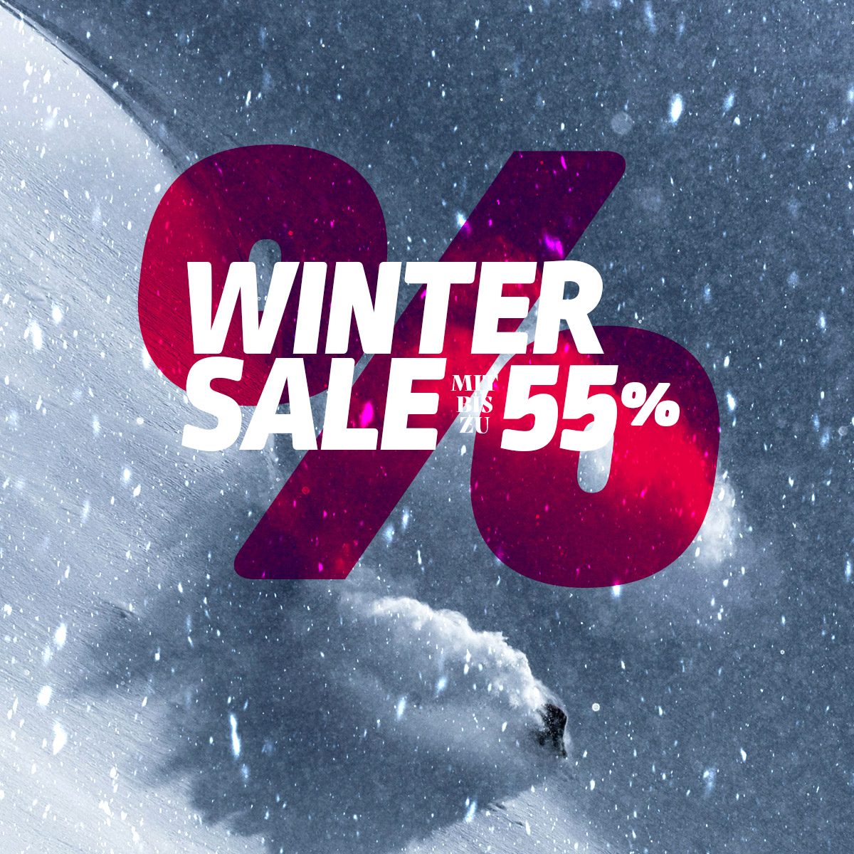 Werbebanner mit Winter Sale bis zu 55 Prozent Rabatt auf schneebedecktem Hintergrund.