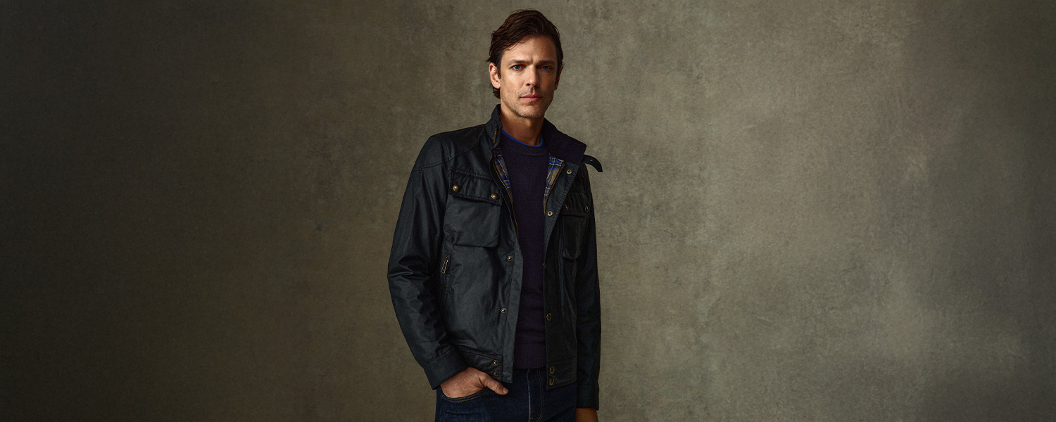 Mann in schwarzer Jacke aus Baumwolle mit Reißverschluss und Taschen, lässig getragen