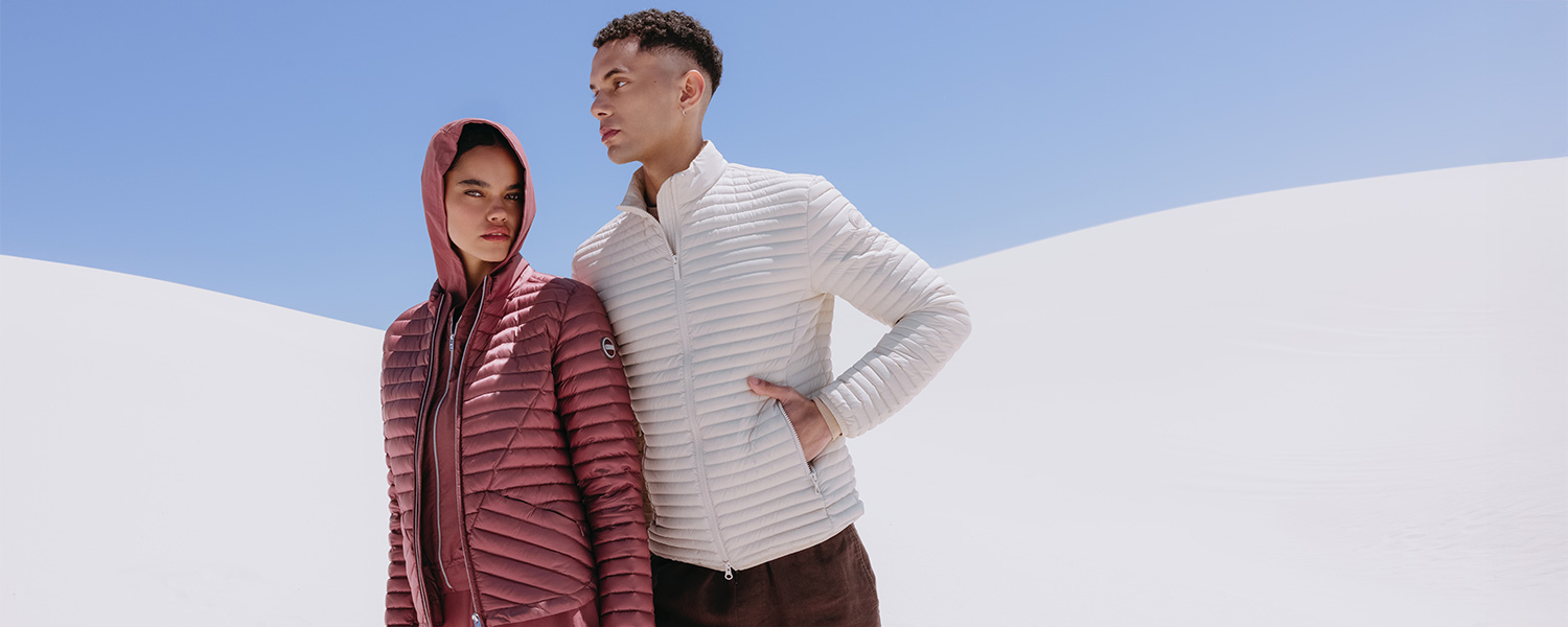 Weißgraue Steppjacke aus synthetischem Material, mann stehend in Wüstenlandschaft