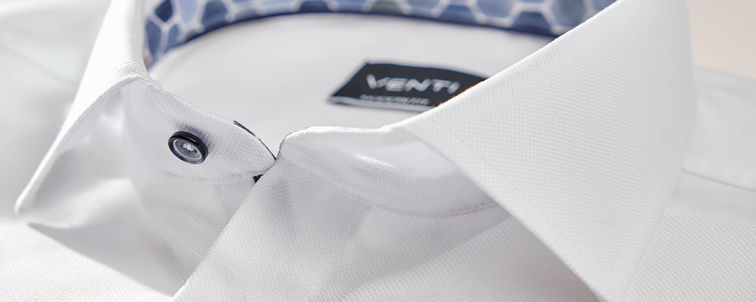 Weißes Business-Hemd aus Baumwolle mit Kontrastmuster innen, Nahaufnahme Kragen