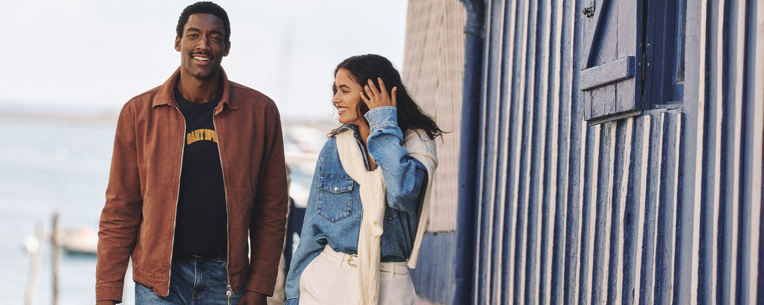 Braune Lederjacke über schwarzem T-Shirt, lässig getragen am Meer