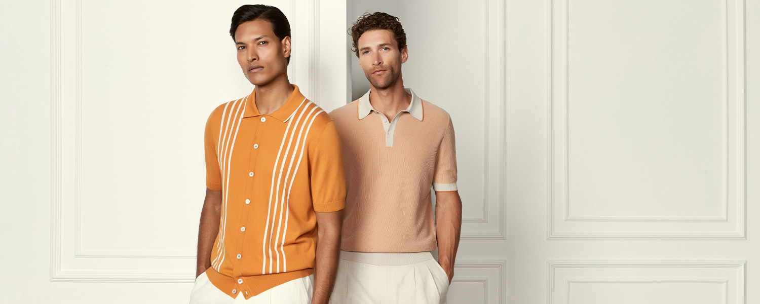 Zwei Männer in kurzärmeligen Strickpoloshirts, Orange mit Streifen und Beige im klassischen Look.