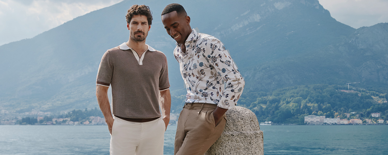 Braunes Poloshirt mit weißem Kragen und helles Freizeithemd mit Blumenmuster am Seeufer