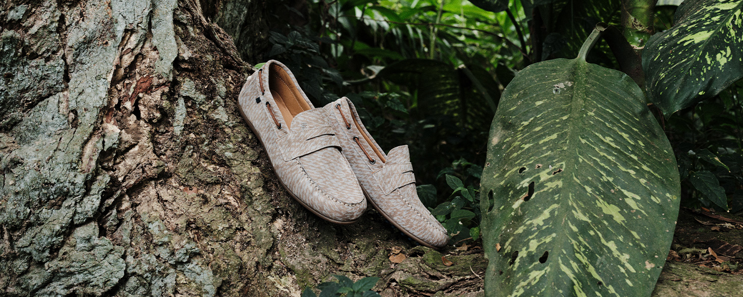 Beige Mokassins mit geflochtenem Muster auf Baumwolluntergrund im Wald, elegant platziert