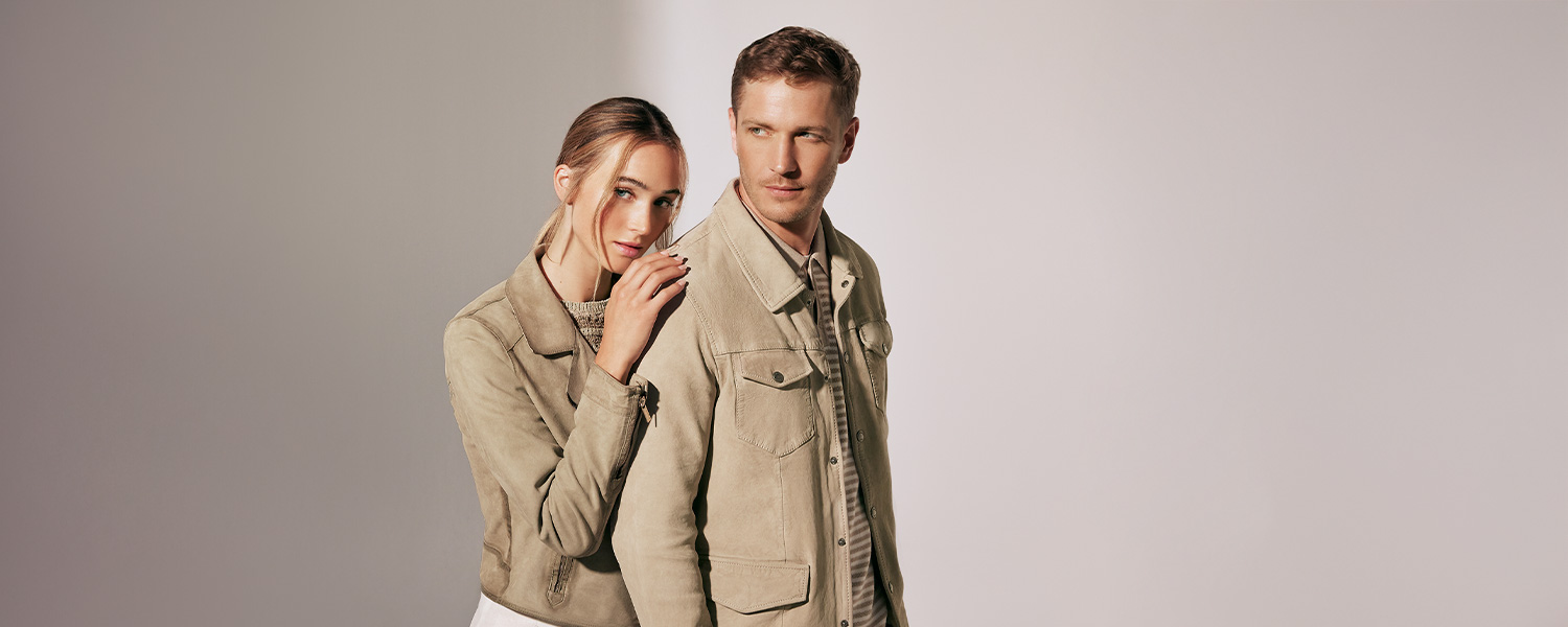 Hellbeige Herrenjacke aus Wildleder, klassisches Design, modisch getragen