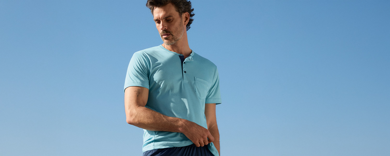 Hellblaues Kurzarm-Henley-Shirt aus Baumwolle, lässig getragen im Freien