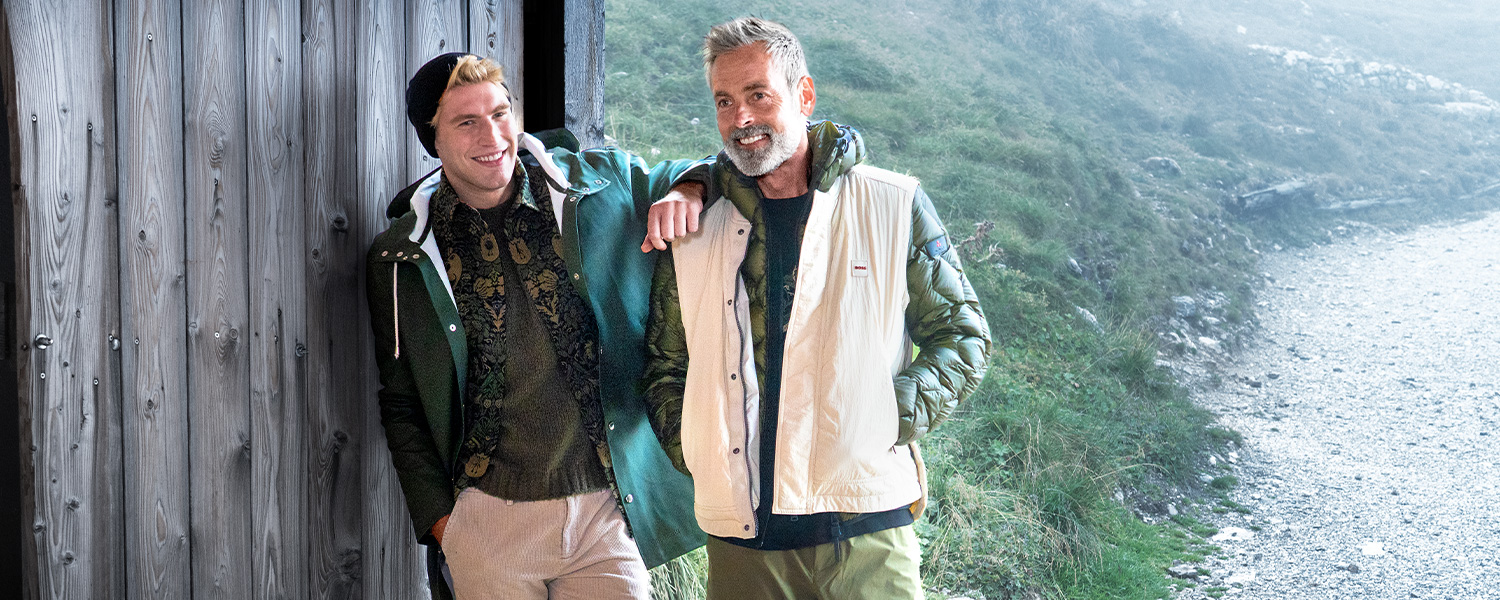 Outdoor-Weste in Beige, kombiniert mit einer wattierten Jacke – funktionaler Layer-Look für herbstliche und winterliche Aktivitäten.