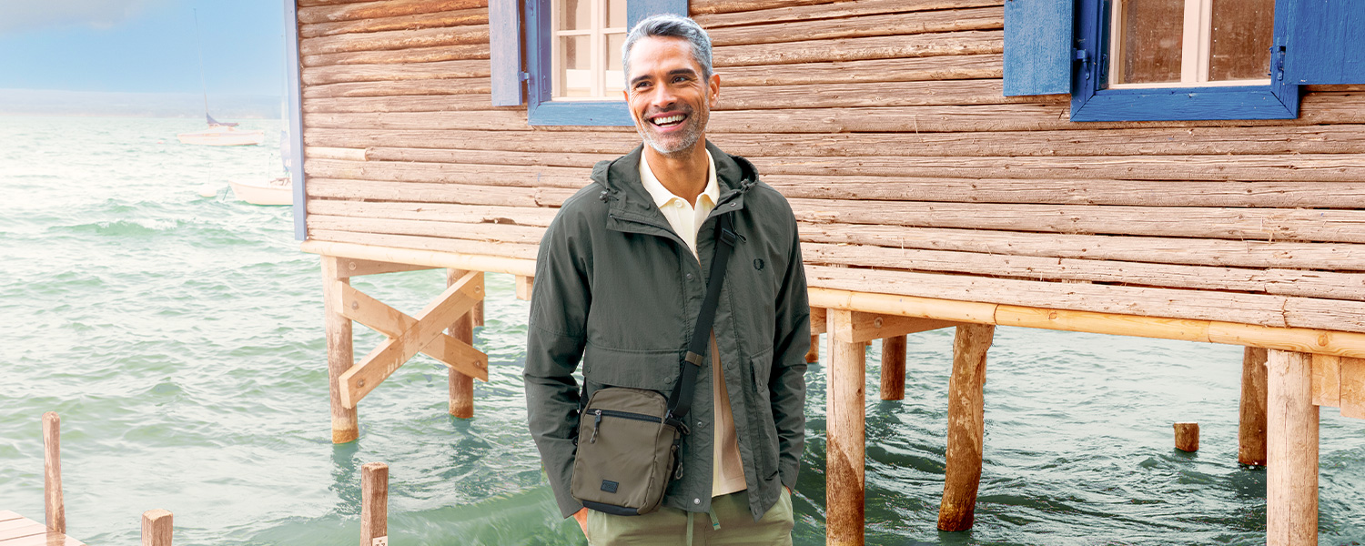 Klassisches Fieldjacket in Dunkelblau, kombiniert mit gemustertem Hemd und Strickjacke – ein vielseitiger Look für Alltag und Freizeit.