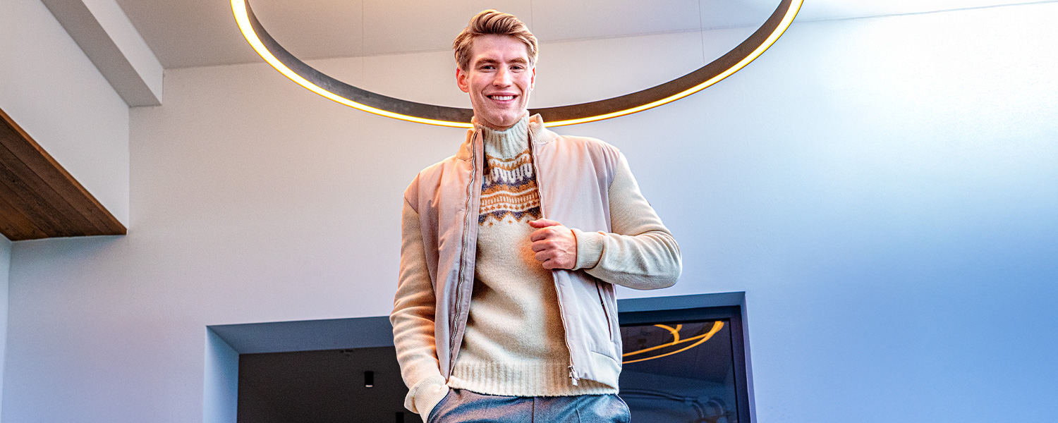 Elegante Wolljacke in Beige mit modernem Schnitt – perfekt für stilvolle Auftritte in der kalten Jahreszeit.