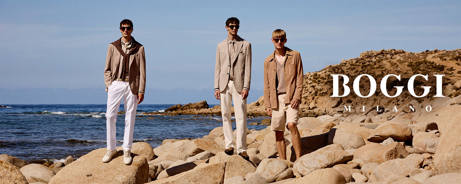 Drei Männer in beiger Sommerbekleidung am Strand, elegante Blazer und Hemden, lässig präsentiert