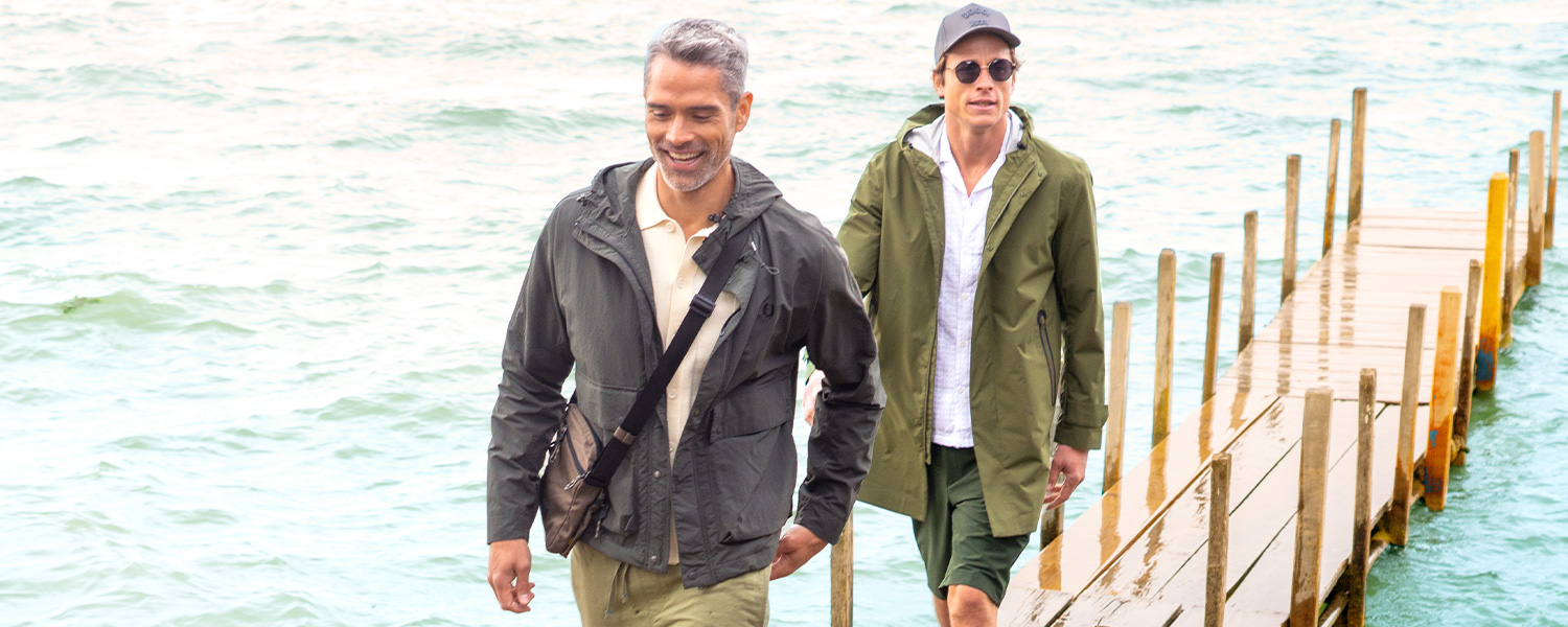 Moderner Herren-Look mit wattierter Jacke in Beige – vielseitige Jackenkategorie für jede Jahreszeit und unterschiedliche Anlässe.