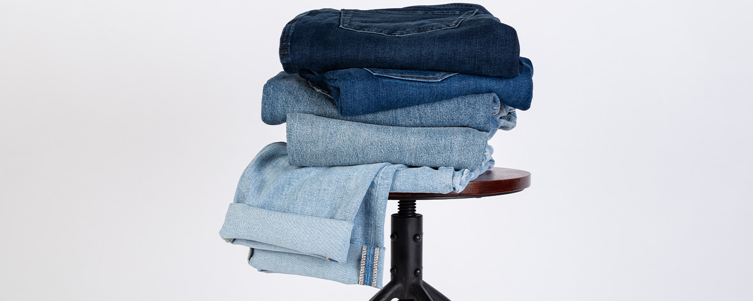 Vielseitige Auswahl an Jeans in unterschiedlichen Waschungen und Farben – von hell bis dunkel für abwechslungsreiche Looks.