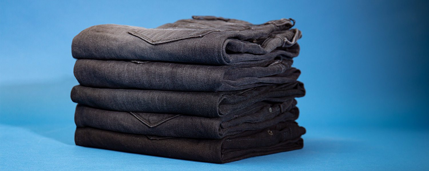 Gefaltete Jeans in dunklen Waschungen – moderner Denim-Look mit lässigem Charakter.