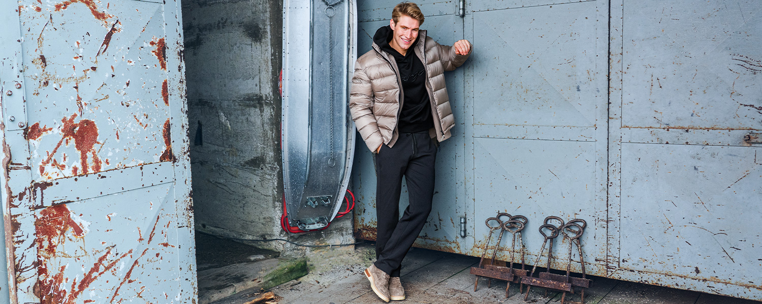 Lässiger Look mit schwarzer Sweathose, kombiniert mit Hoodie und gesteppter Daunenjacke – bequem und modern für die Freizeit.