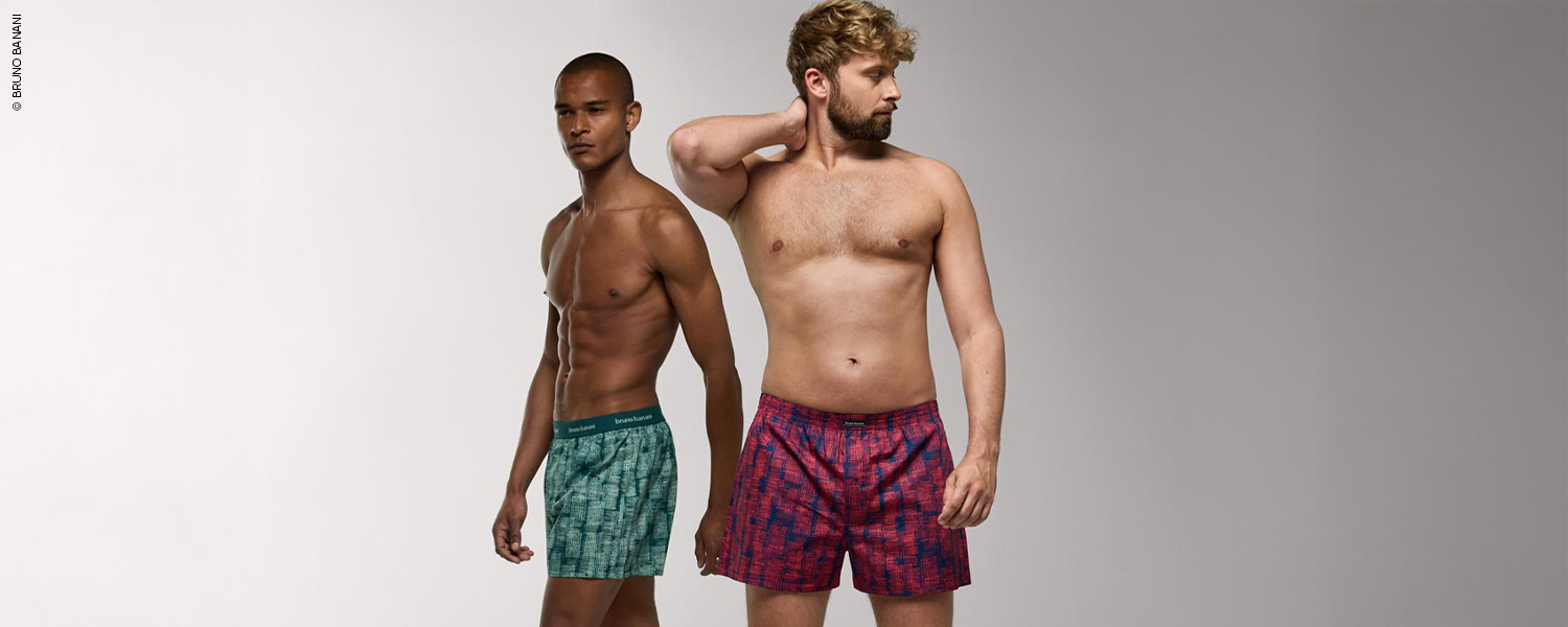 Mann in gemusterten Boxershorts vor hellem Hintergrund – klassische Herrenunterwäsche