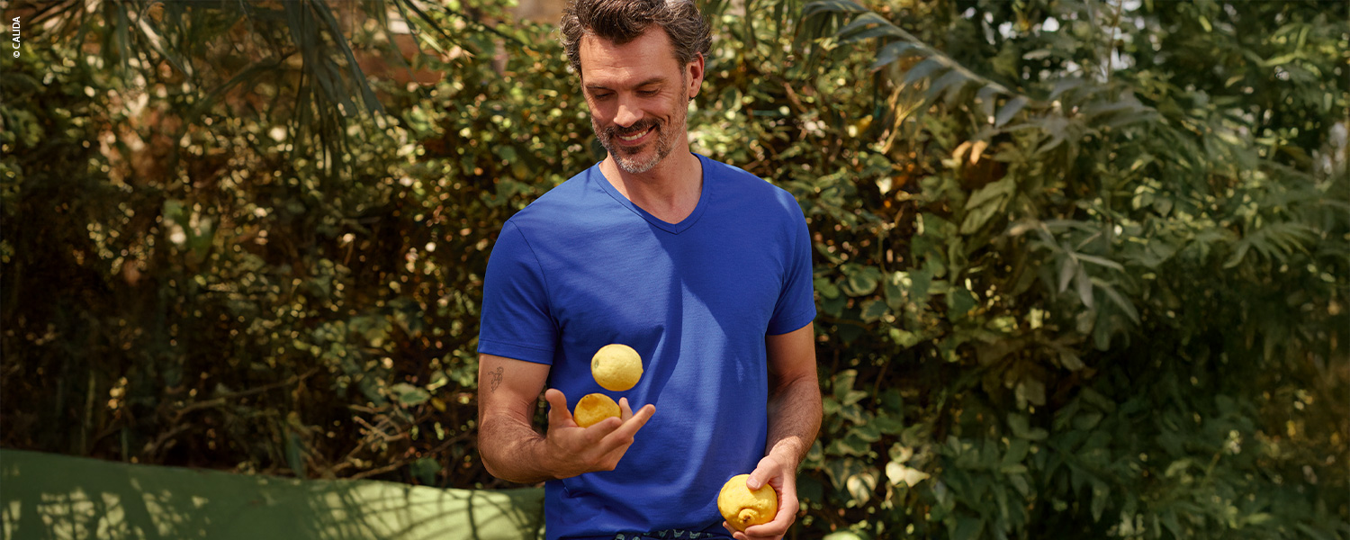 Ein Mann trägt ein langärmliges Pyjama-Oberteil in Rot.