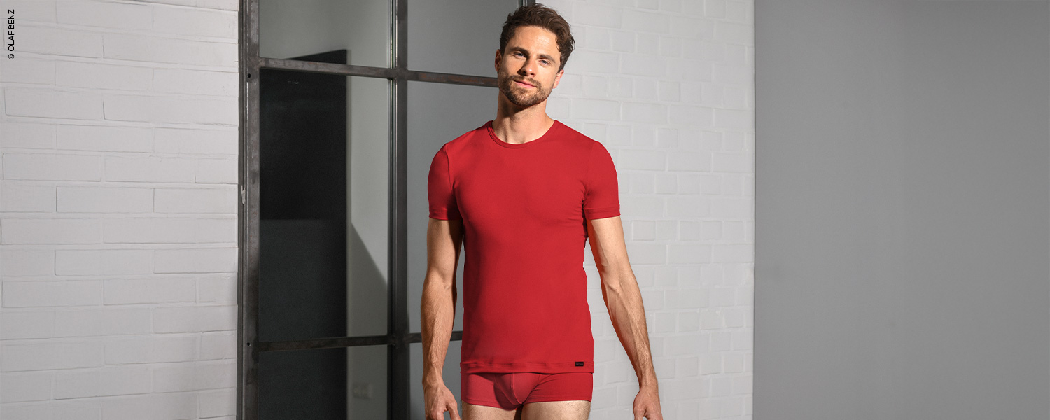 Mann trägt graues T-Shirt und passende Shorts.