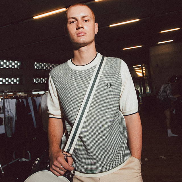 Hellgraues Strickshirt mit Rippbündchen, leger getragen im Innenbereich